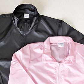 衿は立てても折ってもOK